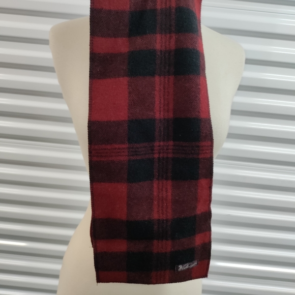 Woolrich | Buffalo Plaid Scarf Red and Black - Picture 3 of 8